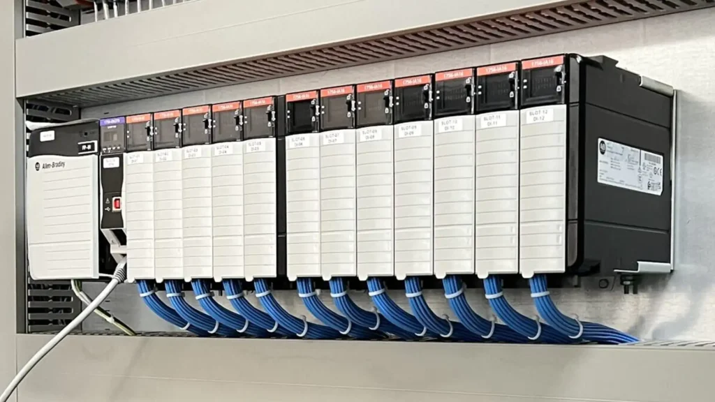 Gabinete eléctrico industrial con múltiples módulos integrados para automatización.