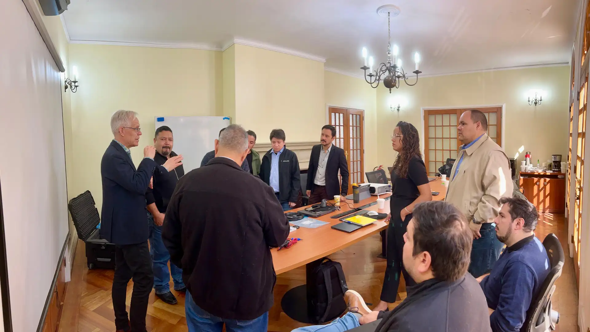 Reunión de equipo en Inprint sobre sostenibilidad en automatización industrial con enfoque en eficiencia y trazabilidad