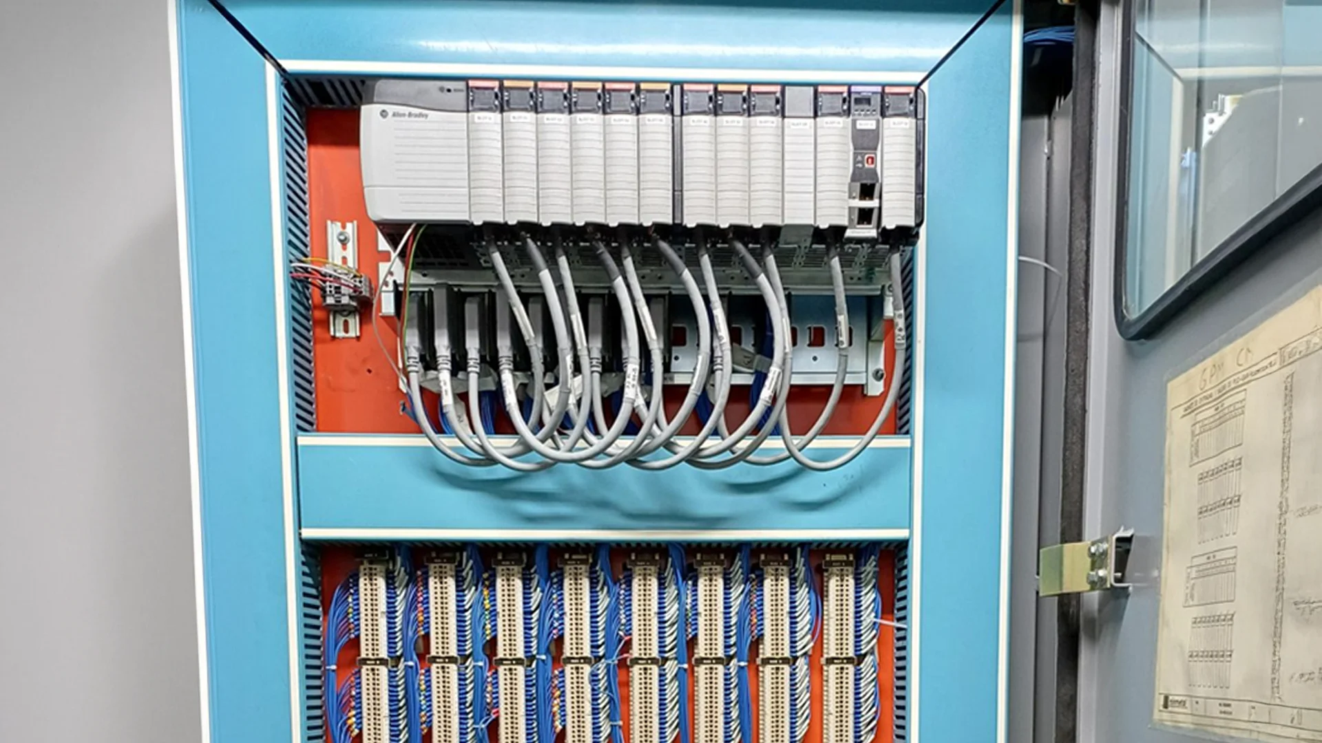 Controlador ControlLogix 5000 instalado en gabinete industrial tras migración desde PLC-5 en planta concentradora