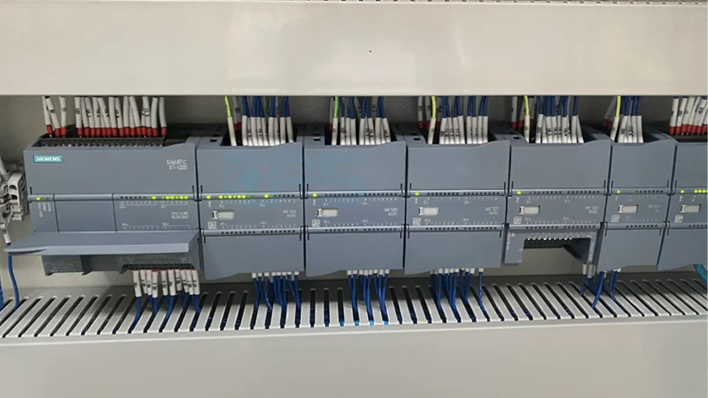 PLC Siemens S7-1200 instalado en gabinete para control de espesador tras migración desde S7-200