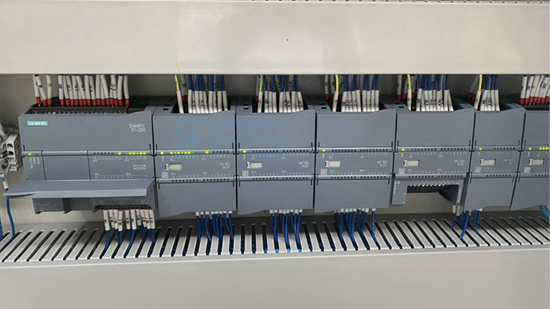 PLC Siemens S7-1200 instalado en gabinete para control de espesador tras migración desde S7-200